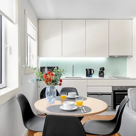 Break For Two In Appartement *
